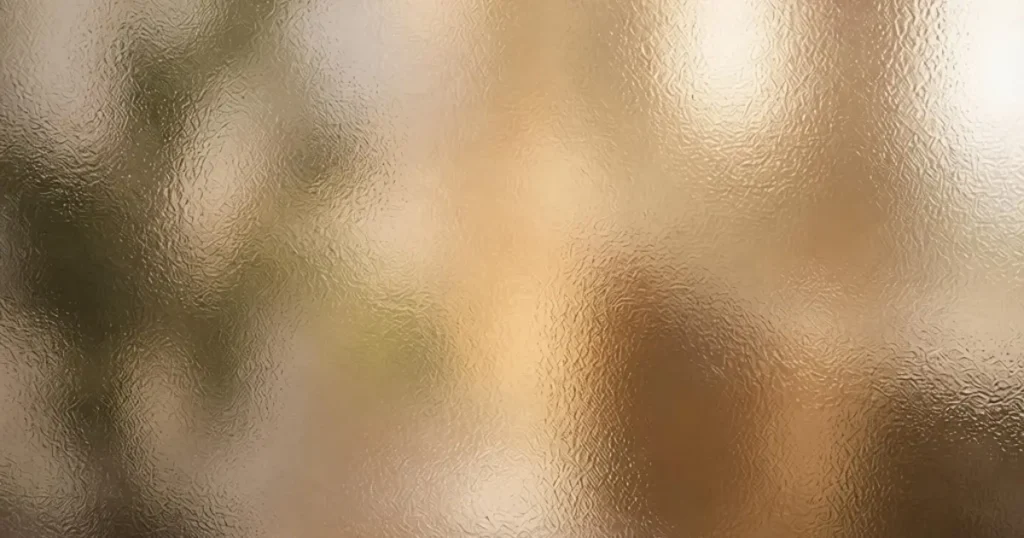 Formas abstractas y difusas a través de un vidrio esmerilado texturizado, simbolizando la toma de decisiones sin certezas.