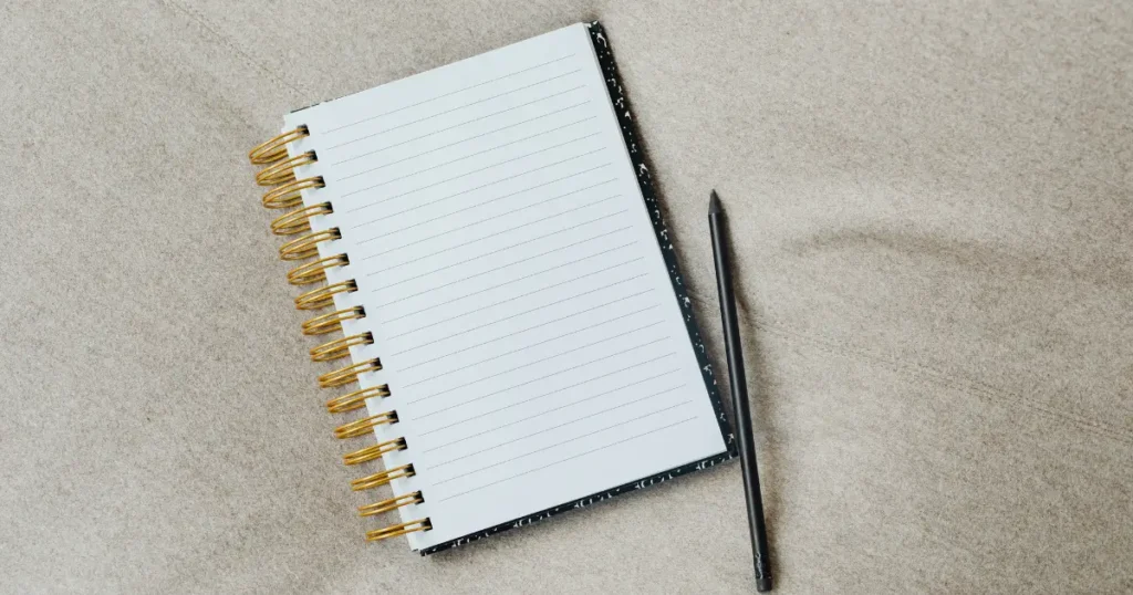Cuaderno minimalista abierto, representando un comienzo pequeño y sencillo dentro de una nueva rutina