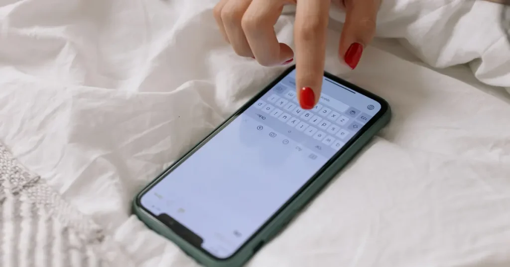 Teléfono móvil sobre la cama durante los primeros momentos de la mañana.