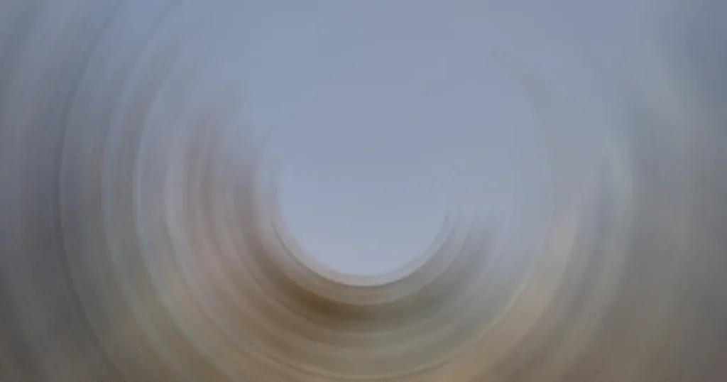 Imagen abstracta desenfocada en tonos suaves, representando el flujo de pensamientos y la atención interna