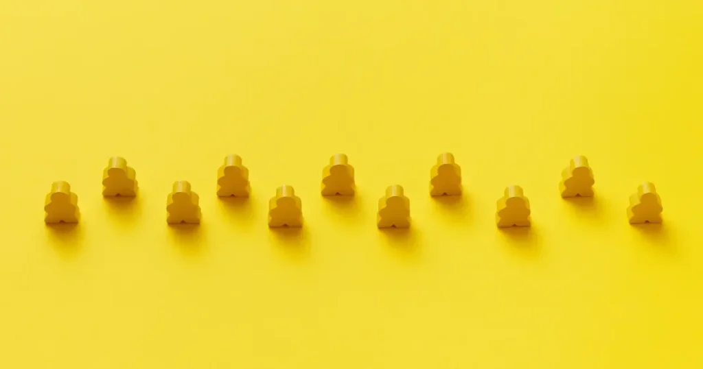 Composición repetitiva sobre fondo amarillo, representando continuidad y permanencia dentro de un patrón