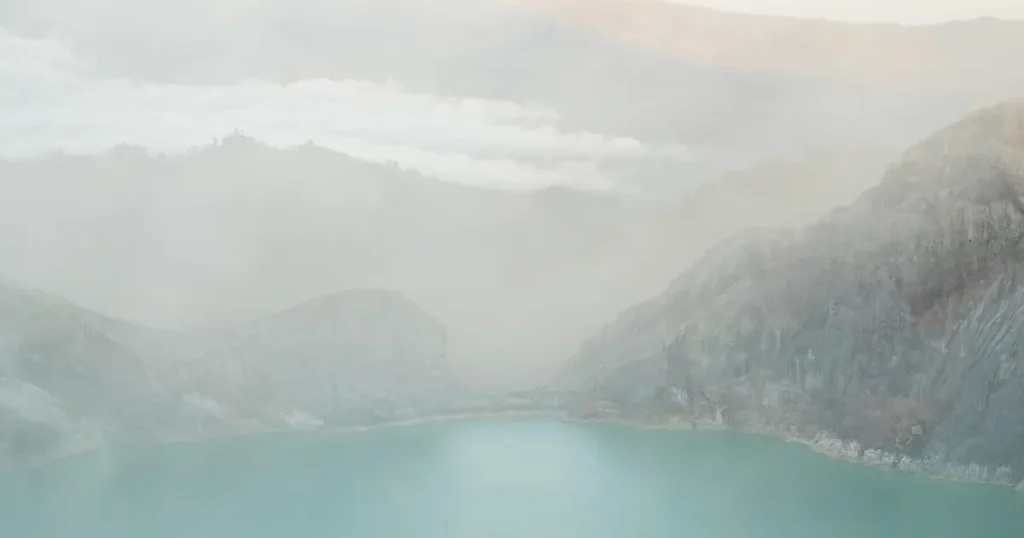 Paisaje con niebla y horizonte suave, evocando silencio, pausa y espacio interior